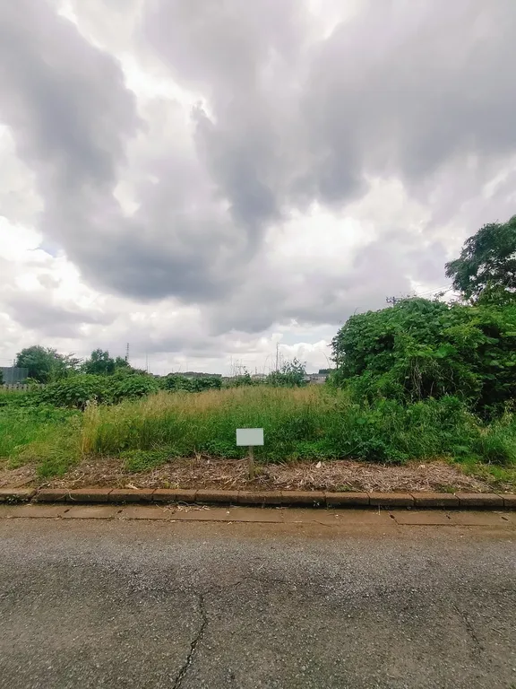 千葉県八街市の売地｜105.91㎡の更地、未舗装私道に接道 物件写真