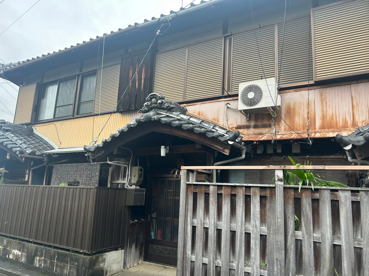 愛知県豊橋市の棟割長屋｜土地79.33㎡・建物89.47㎡、残置物あり 写真 2