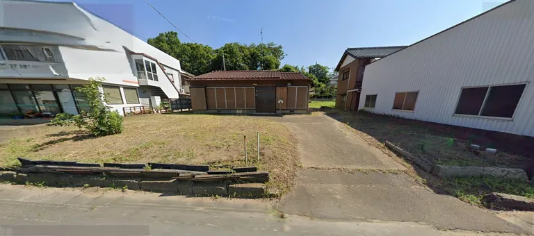 茨城県稲敷市の平屋中古戸建て｜4DK・土地348.72㎡、庭と駐車スペース付き 物件写真