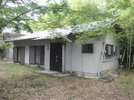 柳井市空き家バンクNo.84｜緑に囲まれた静かな平屋住宅と広い敷地 物件写真