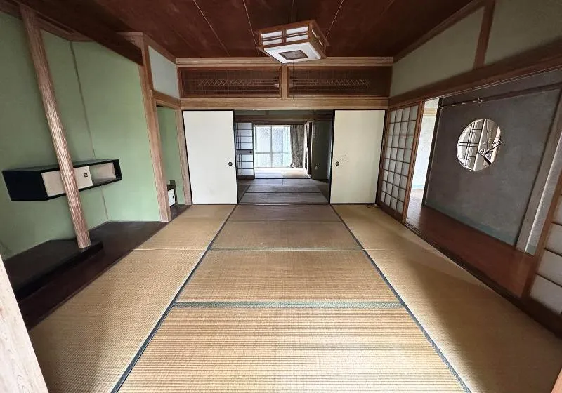 裏に山林、前には農地のある母屋と離れ、駅にも近く環境がとても良いところです 写真 9