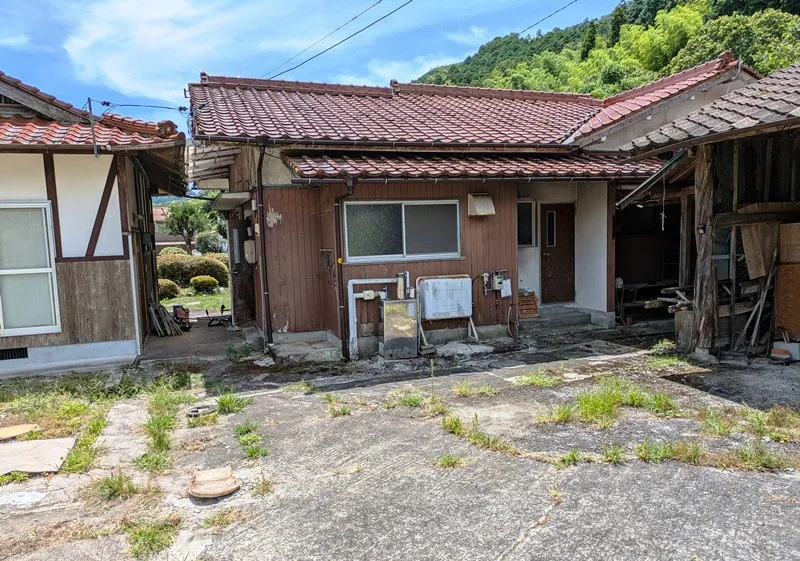 裏に山林、前には農地のある母屋と離れ、駅にも近く環境がとても良いところです 写真 5