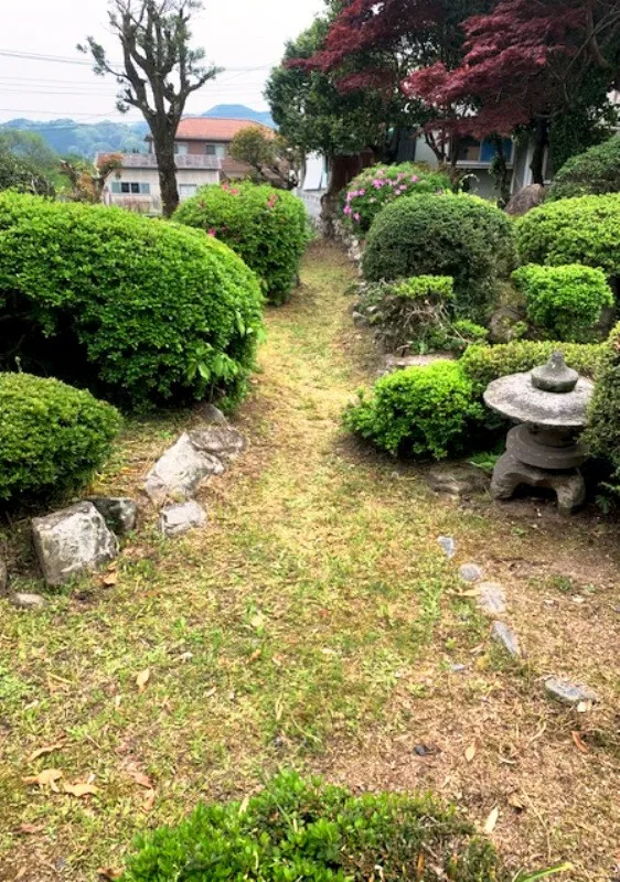 裏に山林、前には農地のある母屋と離れ、駅にも近く環境がとても良いところです 写真 6