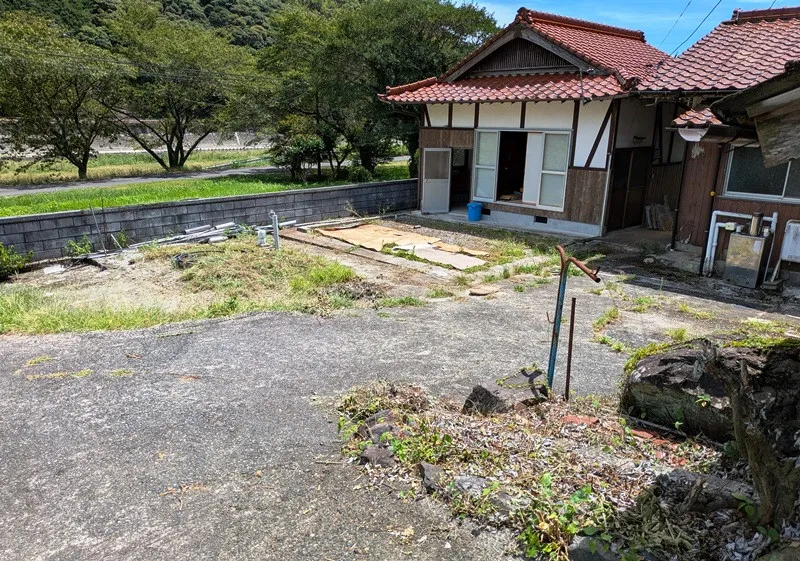 裏に山林、前には農地のある母屋と離れ、駅にも近く環境がとても良いところです 写真 4