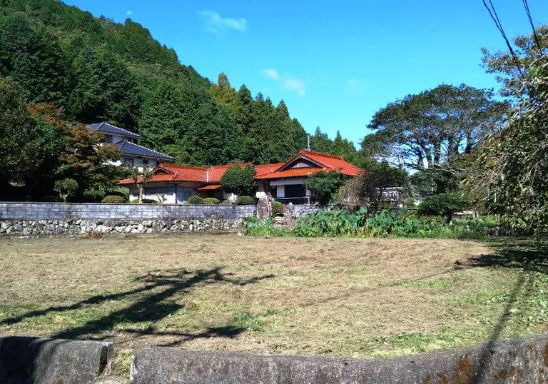 裏に山林、前には農地のある母屋と離れ、駅にも近く環境がとても良いところです 物件写真