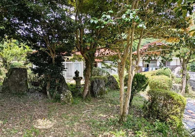 裏に山林、前には農地のある母屋と離れ、駅にも近く環境がとても良いところです 写真 3