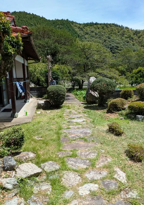 裏に山林、前には農地のある母屋と離れ、駅にも近く環境がとても良いところです 写真 7
