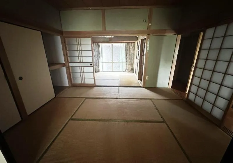 裏に山林、前には農地のある母屋と離れ、駅にも近く環境がとても良いところです 写真 10