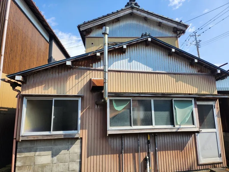 新潟県燕市三王渕の中古一戸建て、5LDK・車庫付き 物件写真