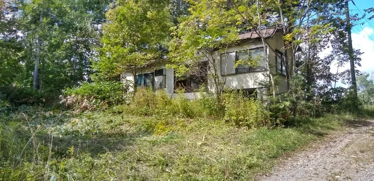 北海道旭川市の木造平屋付き宅地549㎡、屋根損壊・売買価格0円 物件写真