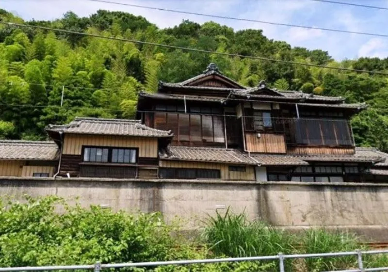 法人の事務所兼邸宅ですが、現状は3年前から空き家になっています。古民家というほどではありませんが、今では絶対手に入らない屋久島の杉を一枚板で使ったものとかがあり、昭和7年建築のしっかりとした木造二階建です。しまなみ海道につながるサイクルロー