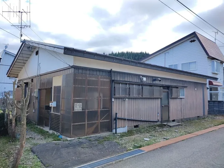 秋田県小坂町小坂字上田表の戸建て住宅｜4DK・建物98.22㎡・土地292.82㎡ 物件写真