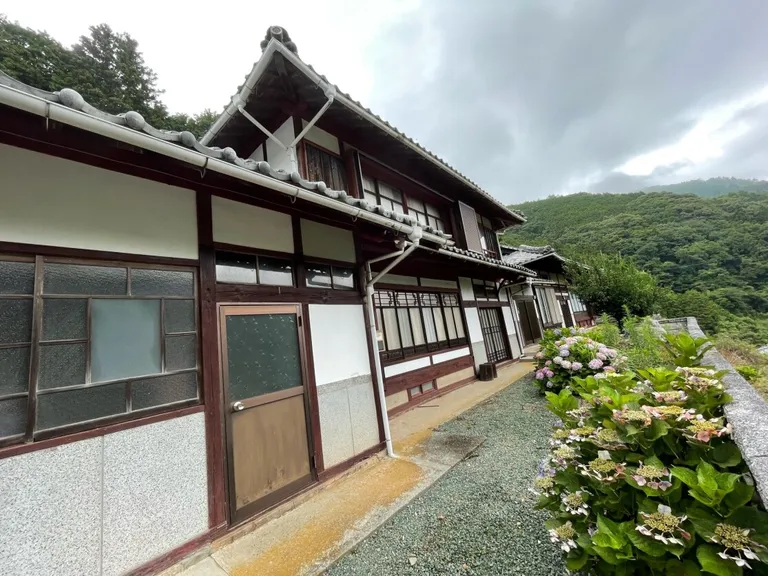 愛媛県西予市野村町白髭の平屋6K、庭付き中古一戸建て 物件写真