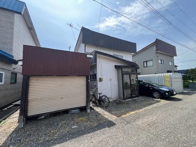 北海道岩見沢市の土地・建物｜庭と車庫付き、土地245.57㎡・建物64.46㎡の長期空き家が0円 物件写真