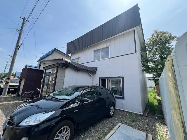 Land and Building in Iwamizawa, Hokkaido | With Garden and Garage, 245.57 m² of Land and 64.46 m² of Building Space, Long-Term Vacant Property for ¥0 photo 2