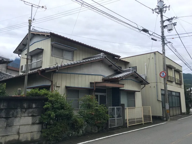 徳島県美馬市穴吹町の駅近戸建て住宅、8DK・専用庭付き 物件写真