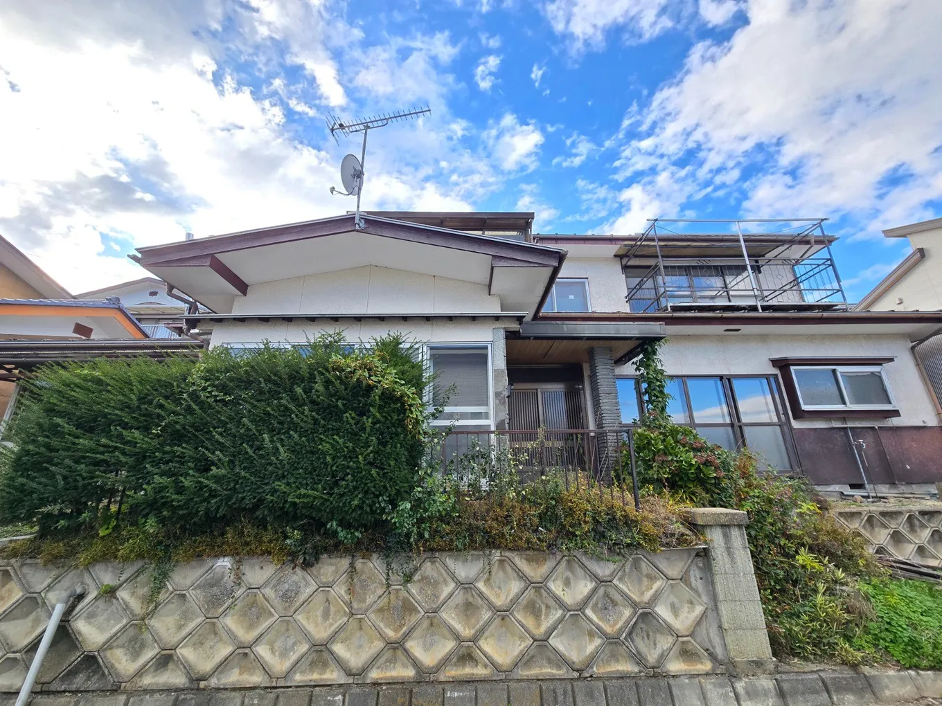 長野県岡谷市の空き家戸建て｜土地208.68㎡・建物127.39㎡、0円で即時引き渡し可 写真 2