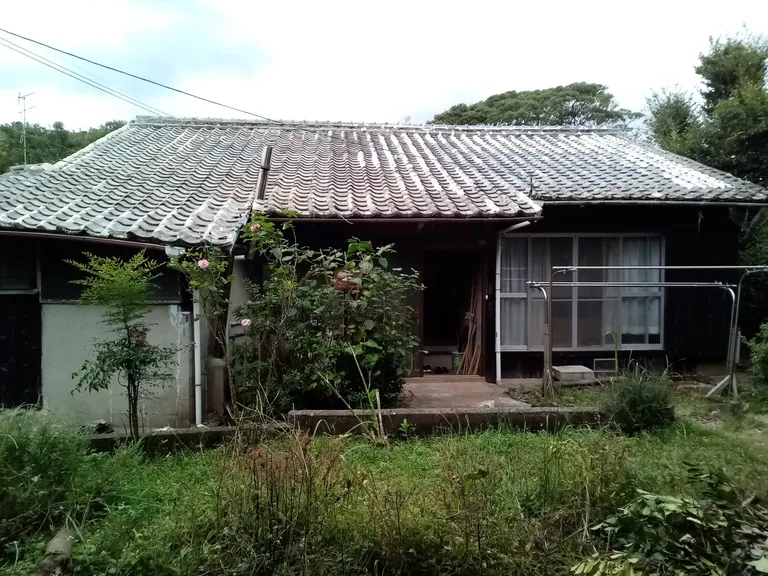 長崎県小値賀島の田舎の家と土地を無償譲渡｜木造平屋・倉庫付き、要修繕・再建築不可 物件写真
