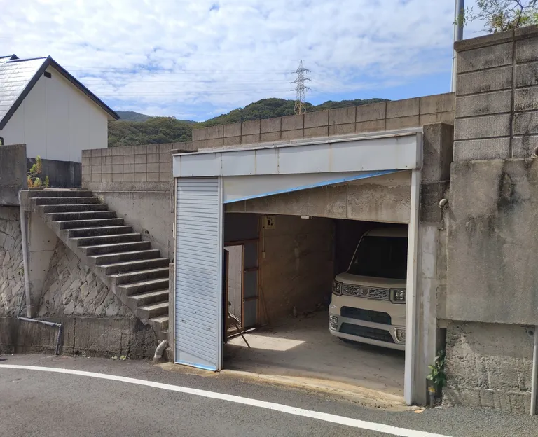 長崎市の高台にある土地｜車横付け可・コンクリート舗装、譲渡価格0円 物件写真