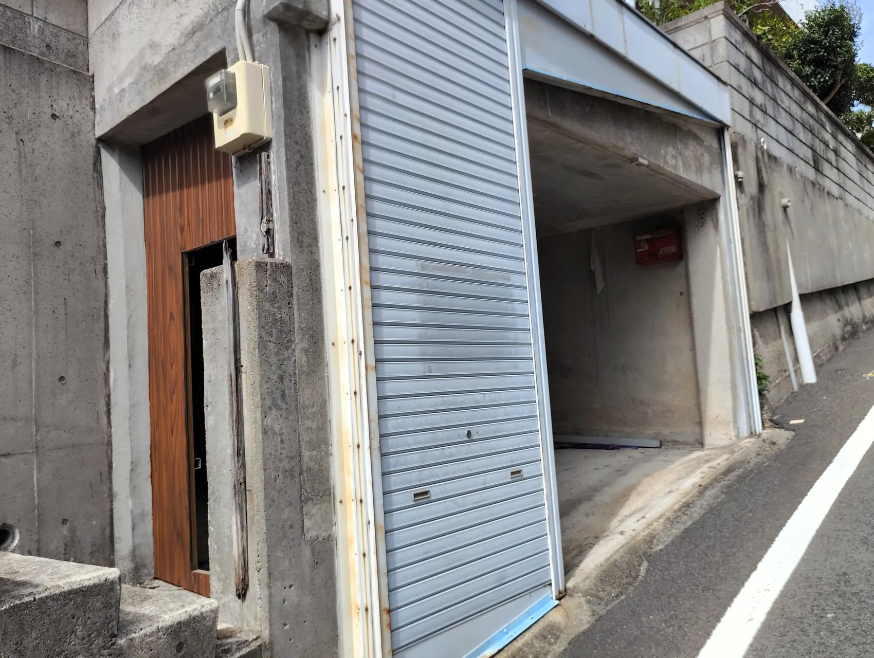 長崎市の高台にある土地｜車横付け可・コンクリート舗装、譲渡価格0円 写真 4