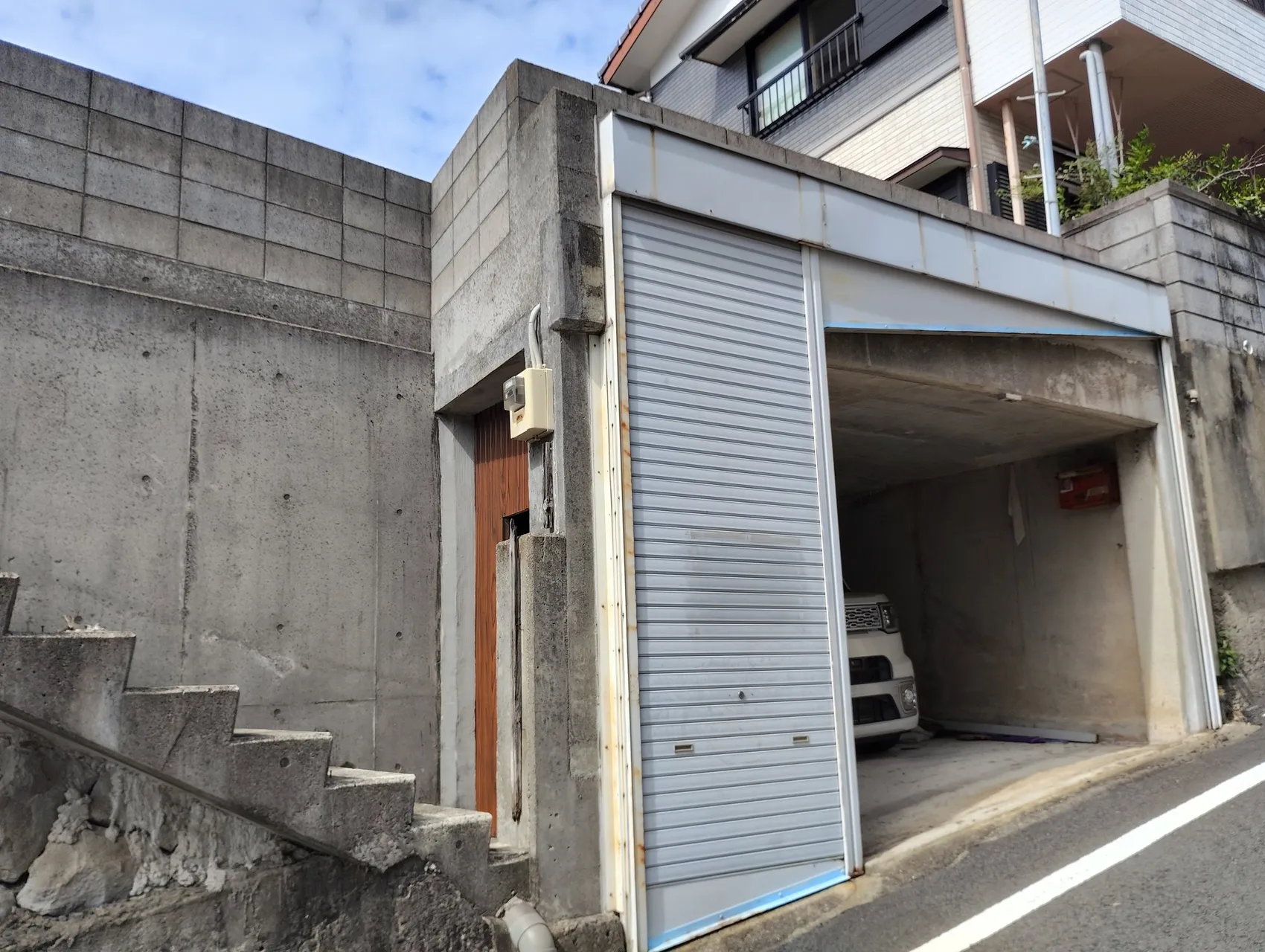 長崎市の高台にある土地｜車横付け可・コンクリート舗装、譲渡価格0円 写真 3