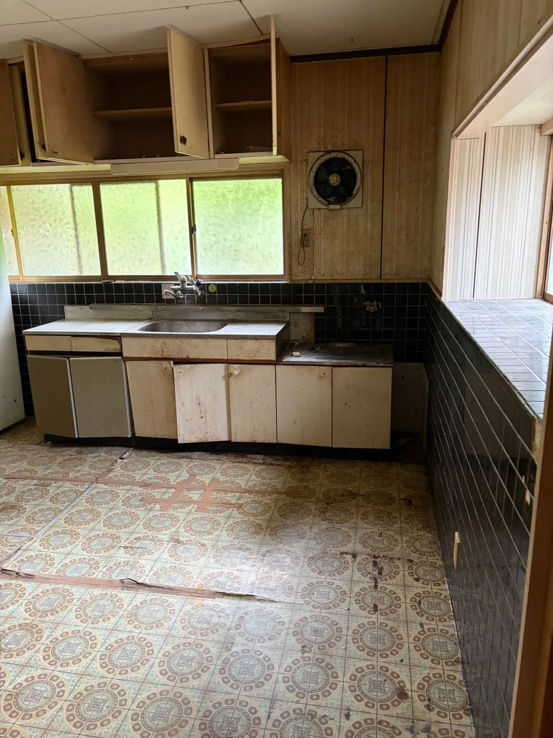 Suburban Detached House in Ankyucho, Miyakonojo City, Miyazaki Prefecture | Approx. 3,025 m² of Land and Approx. 229 m² of Building Area photo 4