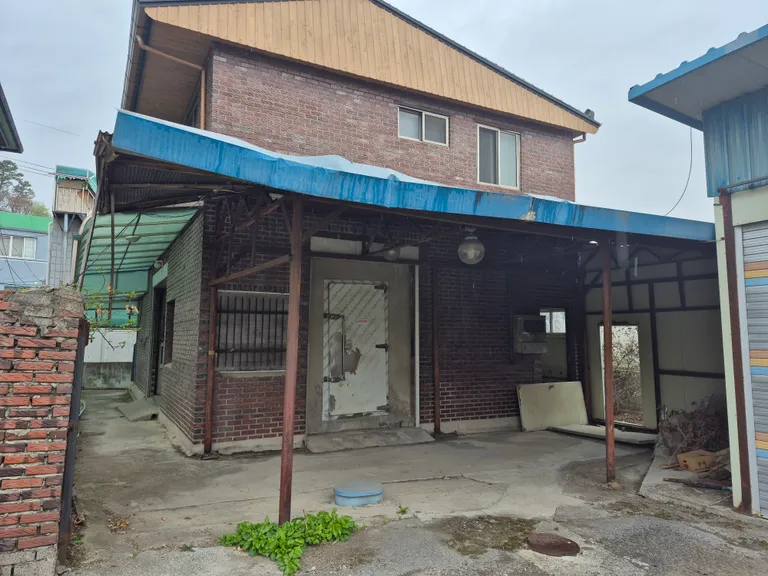 제천 주택가 상가주택 매매, 1층 냉동창고와 2층 주택 매물 사진