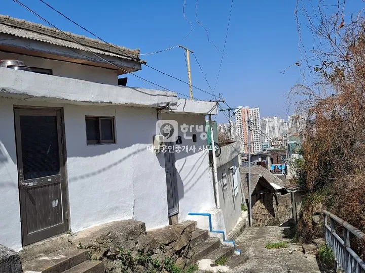 Detached House for Sale in Jukgyo-dong, Mokpo, Near Yudalsan Lions Garden and Sculpture Park photo 3