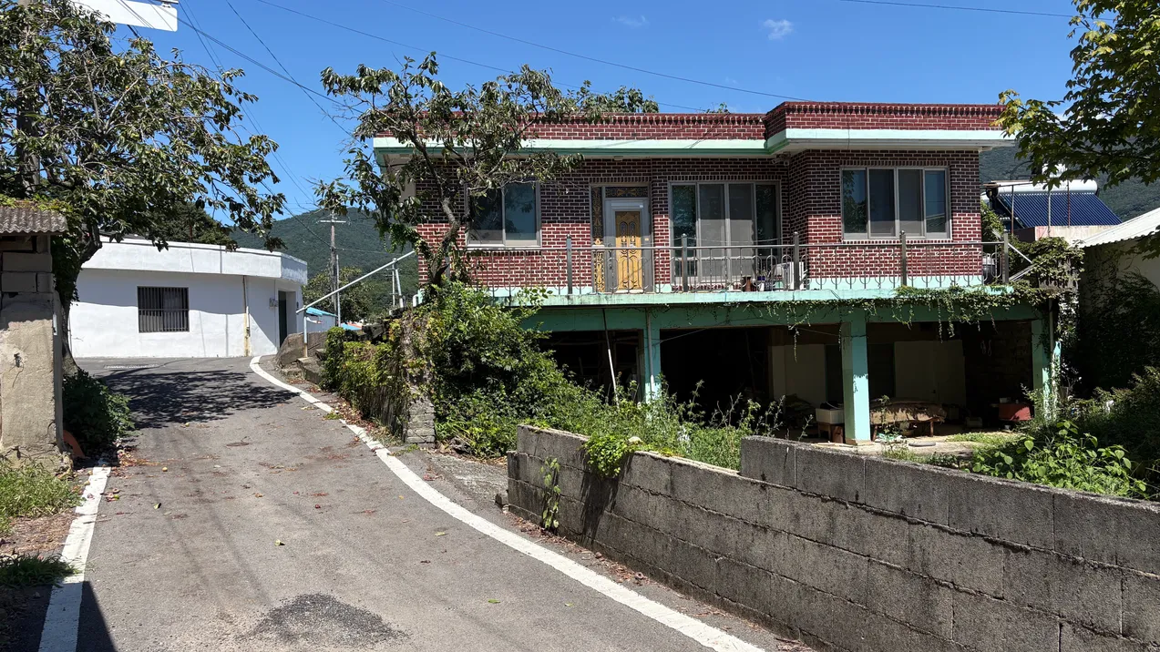 South-facing Beach 8 Minutes’ Walk Away in Namhae-gun, Gyeongsangnam-do; First-Floor Warehouse and Second-Floor House for Sale photo 7