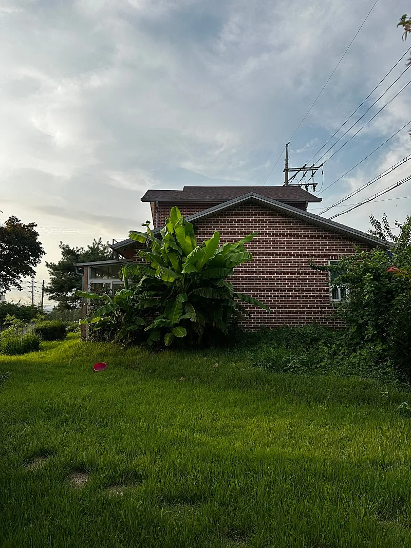 Rural Home for Sale with Waterfront Views in Seonghwan-eup, Seobuk-gu, Cheonan, South Chungcheong Province — 225-Pyeong Lot and Spacious Garden photo 3