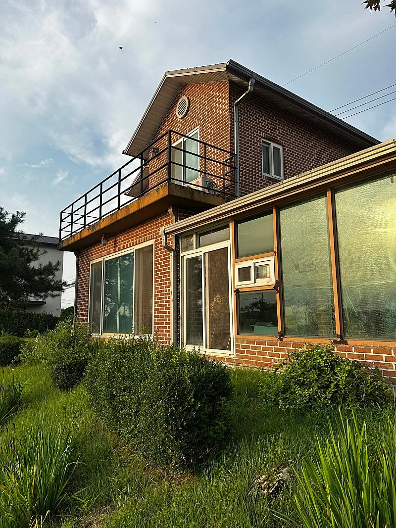 Rural Home for Sale with Waterfront Views in Seonghwan-eup, Seobuk-gu, Cheonan, South Chungcheong Province — 225-Pyeong Lot and Spacious Garden photo 2