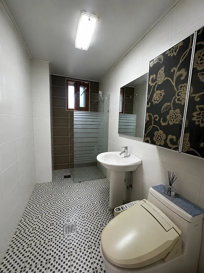 Rural Home for Sale with Waterfront Views in Seonghwan-eup, Seobuk-gu, Cheonan, South Chungcheong Province — 225-Pyeong Lot and Spacious Garden photo 8