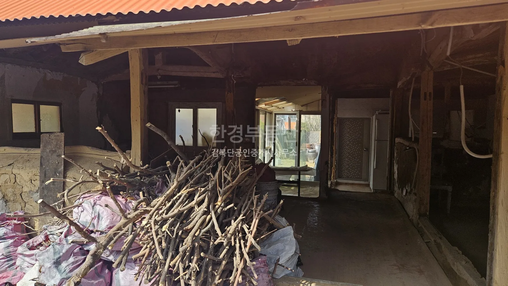 Wooden Detached House with Exposed Rafters for Sale in Ganghwa-eup, Ganghwa-gun, Incheon photo 3