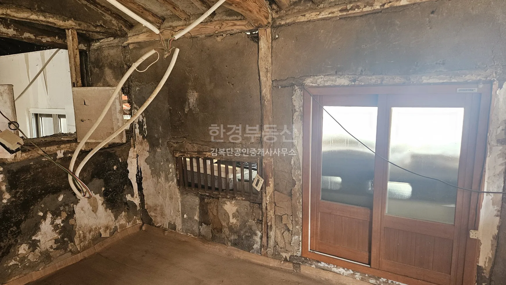 Wooden Detached House with Exposed Rafters for Sale in Ganghwa-eup, Ganghwa-gun, Incheon photo 6