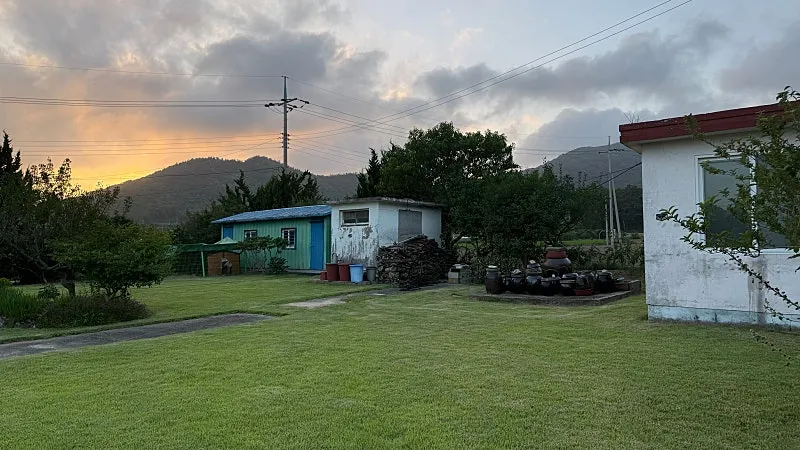 Former Closed School for Sale in Uisin-myeon, Jindo County, Jeonnam, with Lawn Yard and 5 Buildings photo 2