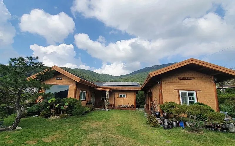 Gyeongnam, Miryang, Samnangjin-eup Hwangto Country House, Main House, Annexes and 3 Parcels for Sale photo 7
