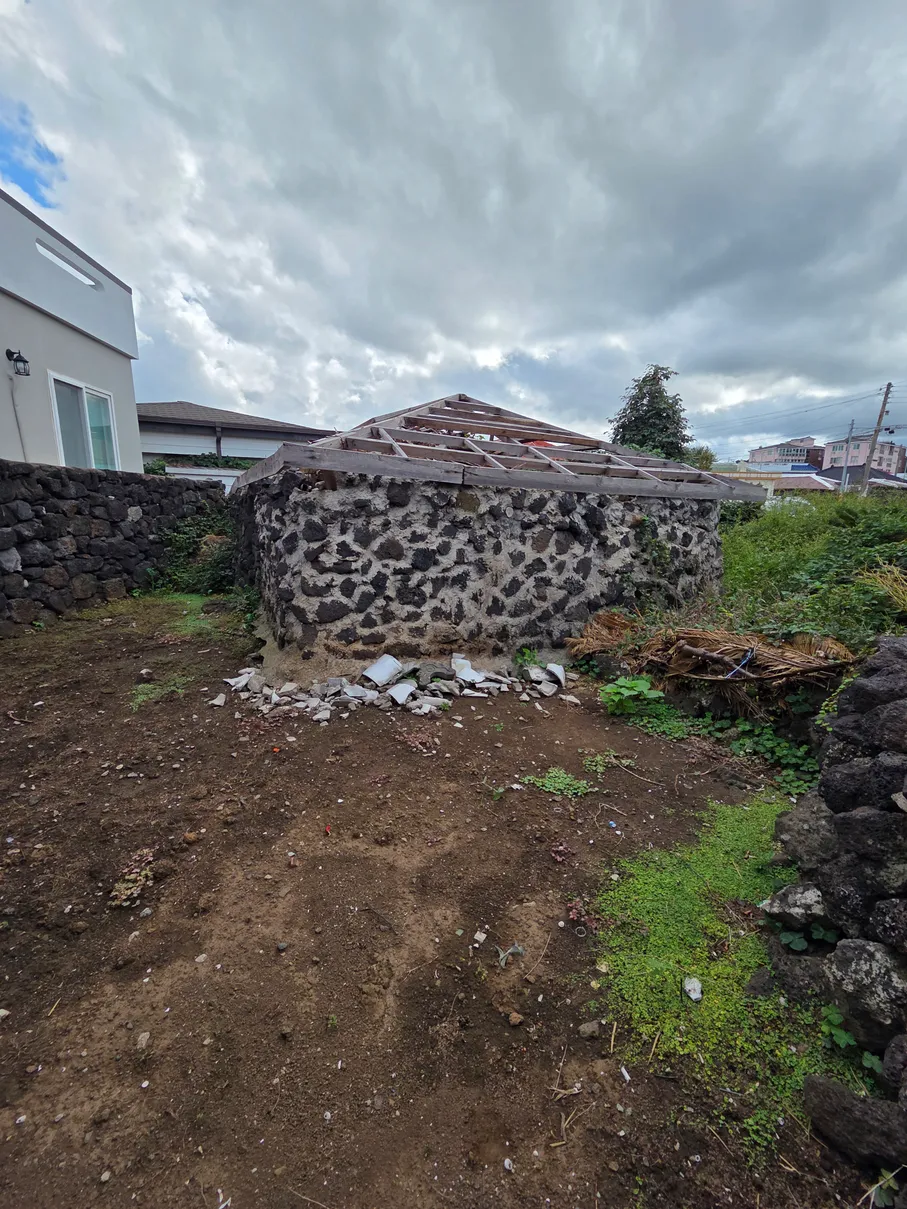 Old farmhouse for sale in Gimnyeong-ri, Gujwa-eup, Jeju, Jeju-do photo 2