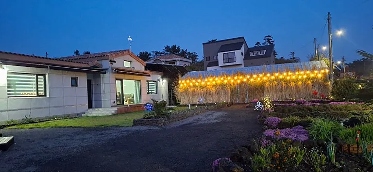 제주도 제주시 한림읍 협재리 마당 넓은 단독주택 매매, 대지 777㎡·숙박업 운영 매물 사진