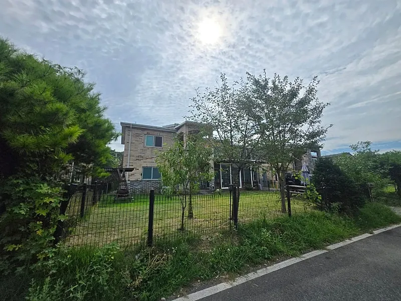 Townhouse for Sale in Dunpo-myeon, Asan, Chungcheongnam-do — 180 pyeong Lot, 84 pyeong House photo 2