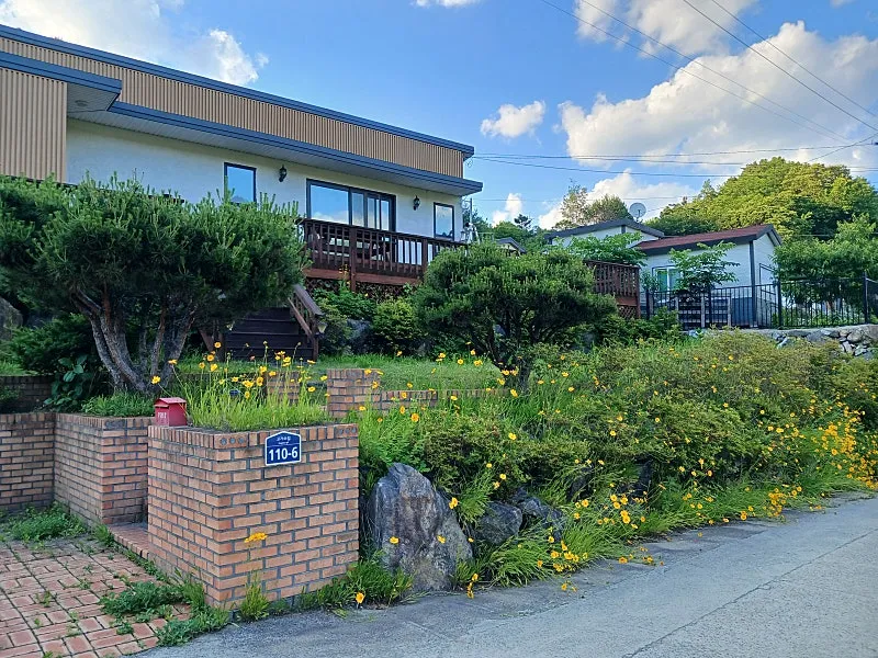 Rural Home for Sale in Danwol-myeon, Yangpyeong, Gyeonggi-do, with a Lawn and Spacious Deck photo 5