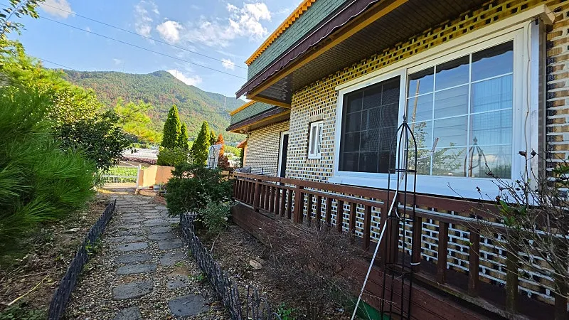 Rural Home for Sale in Goryeo-myeon, Goseong, South Gyeongsang Province, with Lake Views, Rooftop, Deck, and Solar Panels photo 6