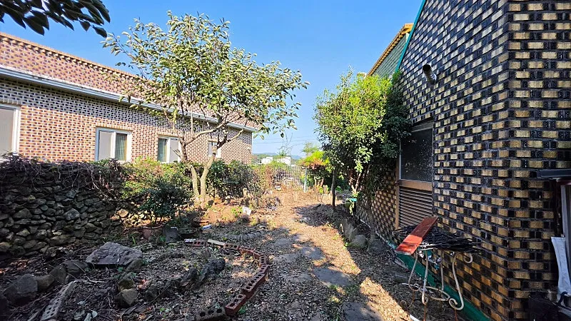 Rural Home for Sale in Goryeo-myeon, Goseong, South Gyeongsang Province, with Lake Views, Rooftop, Deck, and Solar Panels photo 4