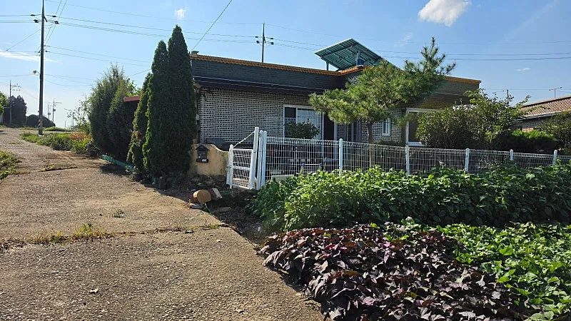 Rural Home for Sale in Goryeo-myeon, Goseong, South Gyeongsang Province, with Lake Views, Rooftop, Deck, and Solar Panels photo 2