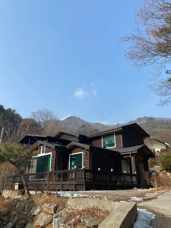 충북 제천 봉양읍 숲속 2층 목조 전원주택 매매, 대지 240평 매물 사진