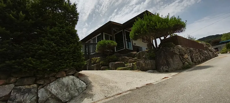 Rural Home for Sale in Hoengseong, Gangwon-do, on 112-Pyeong Lot, 20 Pyeong Including Sunroom photo 3