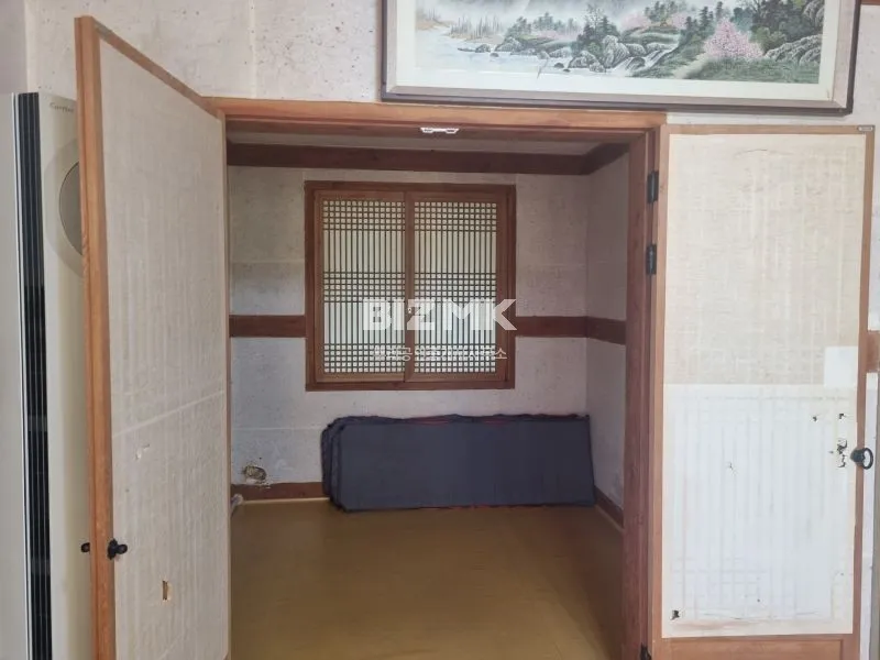 Rural House for Sale in Dolsan-eup, Yeosu, Jeollanam-do, with Yard Parking photo 6