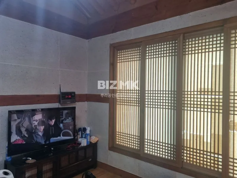 Rural House for Sale in Dolsan-eup, Yeosu, Jeollanam-do, with Yard Parking photo 4