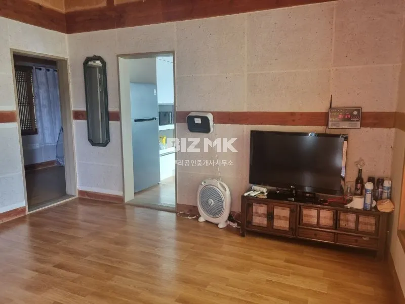 Rural House for Sale in Dolsan-eup, Yeosu, Jeollanam-do, with Yard Parking photo 3