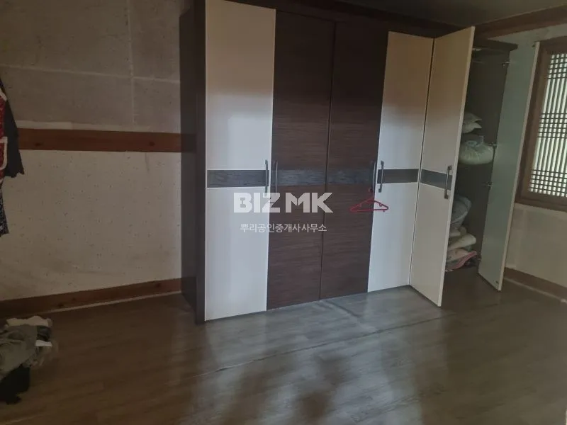 Rural House for Sale in Dolsan-eup, Yeosu, Jeollanam-do, with Yard Parking photo 2