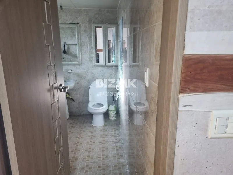 Rural House for Sale in Dolsan-eup, Yeosu, Jeollanam-do, with Yard Parking photo 5